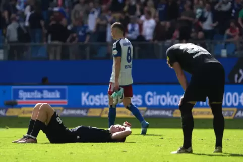 Die FCK-Spieler sind enttäuscht nach dem 1:2. 