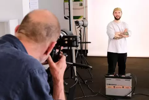 Der Kaiserslauterer Fotograf Thomas Brenner fotografiert im Popup-Store Menschen für eine Demokratiekampagne, hier Sozialarbeite