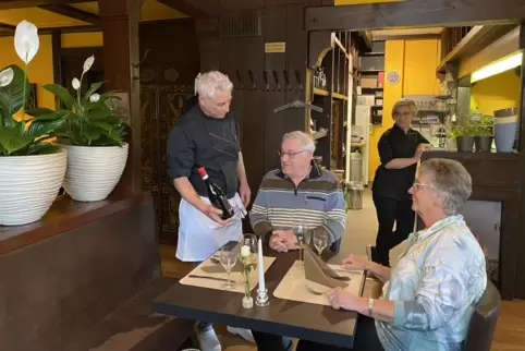 Die Immobilieneigentümer Elke und Helmut Postel gehören zu den ersten Gästen der „Risto-Bar“ in der Bayernstraße. Inhaber Giovan