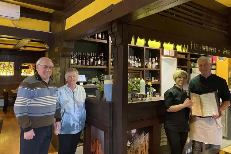 Aus der &bdquo;Weinstube Breivogel&ldquo; ist die &bdquo;Risto-Bar&ldquo; geworden: Zwischen den Immobilieneigent&uuml;mern Elke und Helmut Postel (links) un
