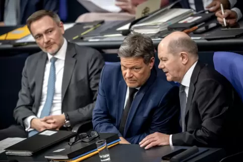 Auch mal auf Abstand: Christian Lindner (FDP, links), Robert Habeck (Grüne, mitte) und Olaf Scholz (SPD). 
