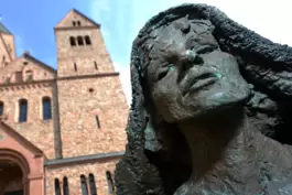 Hildegard von Bingen, hier ein Bild einer Statue der Heiligen vor der Abtei St. Hildegard in Rüdesheim, begann ihre Ordenslaufba