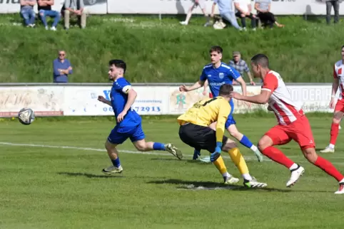 Ladehemmung war gestern: Mert Özkaya (links) erzielt lässig das 1:0.