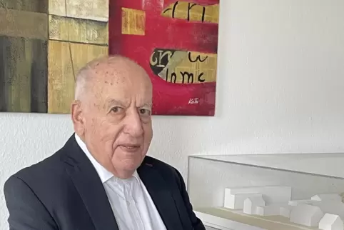 Peter Baron in seinem Büro vor dem Modell für die Bebauung des Stadtkerns Kandel.