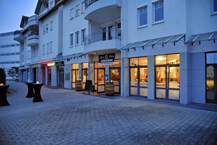 In diesem Wohn- und Gesch&auml;ftsquartier befindet sich die H&ouml;r-Bar. 
