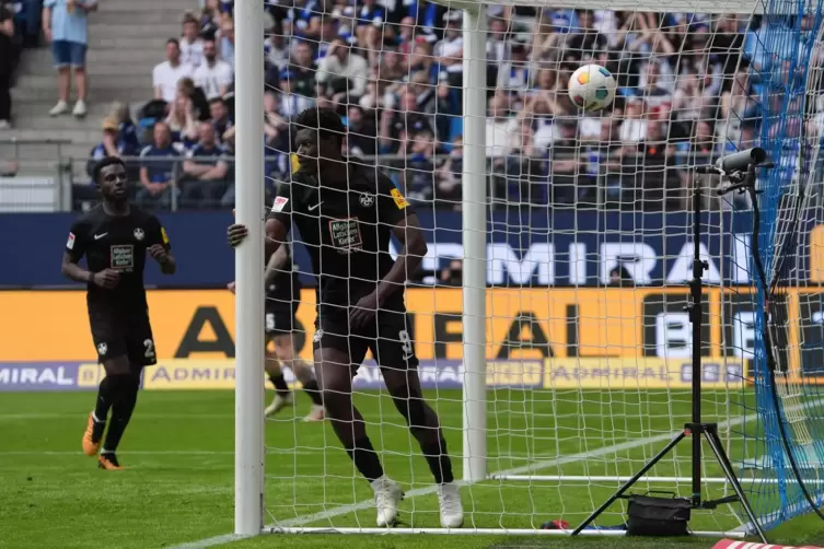 Ball und Spieler im Tor: Ragnar Ache erzielt das 1:1. 
