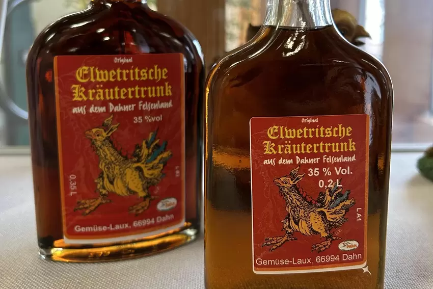 Den Elwetritsche-Kräutertrunk gibt es bei der VG Dahn, die kleinen Flaschen zu 5,50 Euro.