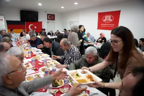 Gemischte Runde beim Fastenbrechen in der Moschee in Queichheim. 