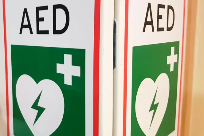 Ein automatisierter externer Defibrillator (AED) wird als eine Erste-Hilfe-Maßnahme bei einem plötzlichen Herzstillstand verwend