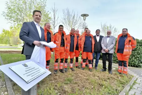 Bürgermeister Frank Rüttger (links) mit den für ihr Ehrenamt ausgezeichneten Bürgern. Eine Stele am Laumersheimer Bürgerhaus wir