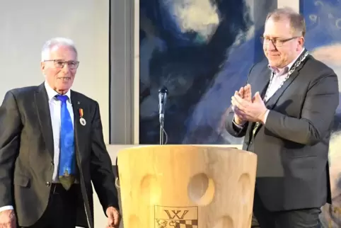 Bürgermeister Torsten Bechtel (rechts) applaudiert dem neuen Ehrenbürger Dieter Weilacher. 