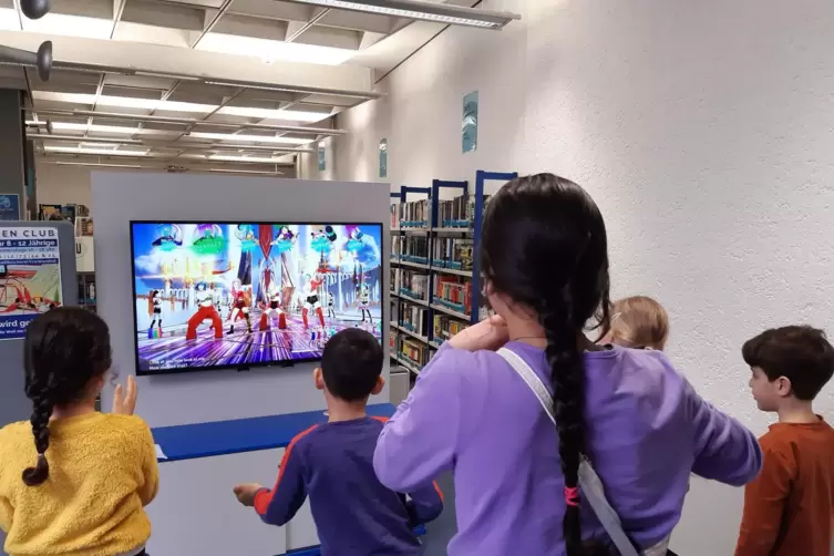 In der Spieleabteilung kann jetzt auch die passende Konsole ausgeliehen werden.