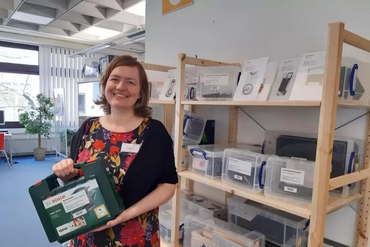 Von B wie Bohrmaschine bis Z wie Zungentrommel: B&uuml;chereileiterin Christine Wieder zeigt die &bdquo;Bibliothek der Dinge&ldquo;. 