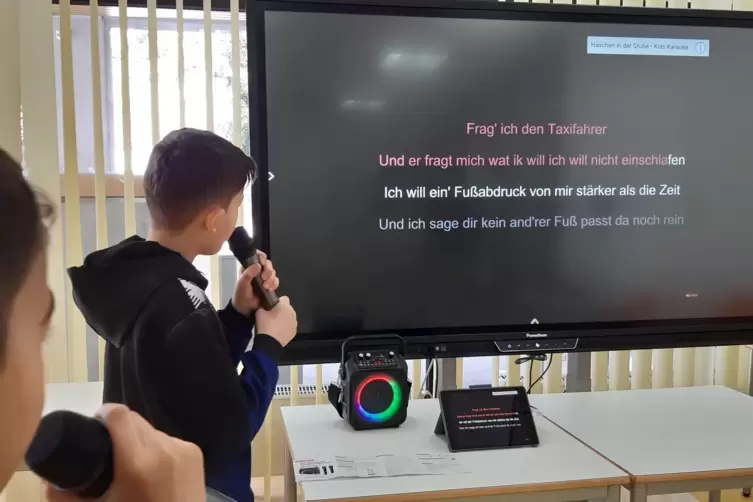 Mal eine Karaoke-Party daheim machen: Die n&ouml;tige Technik daf&uuml;r gibt es in der Stadtb&uuml;cherei. 
