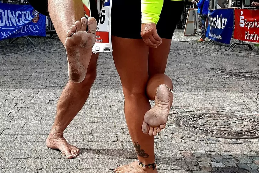 Die Barfuß-Läufer Daisy und Alexander Rossbach gönnen ihren Füßen am Dürkheimer Stadtplatz eine kleine Pause.