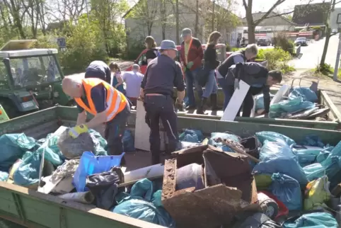Ergebnis nach über zwei Stunden in Schwegenheim: 120 Säcke voller Müll, der jetzt ordnungsgemäß entsorgt wird.