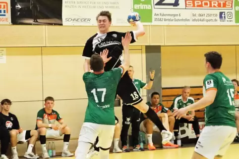 Linkshänder Bennet Löhmar (beim Wurf) musste beim TuS Dansenberg den Ausfall von Toptorjäger Jonas Dambach kompensieren und spie