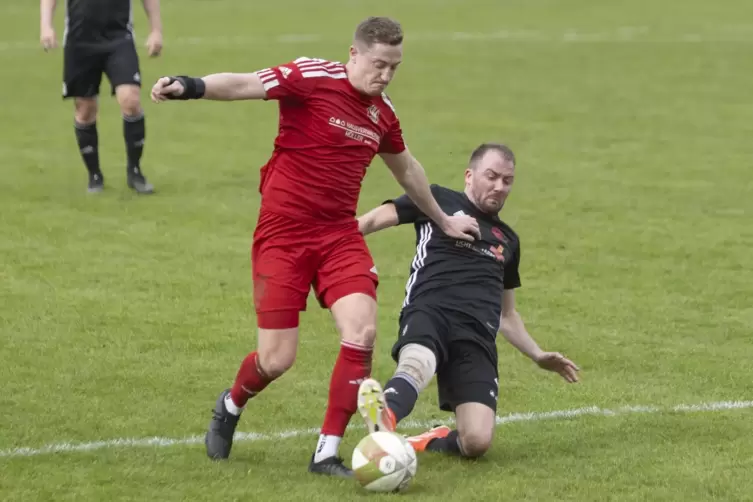  Irgendwie war das Unentschieden im Abstiegskampf der A-Klasse für beide Spielertrainer zu wenig: für Althornbachs Janik Greiner