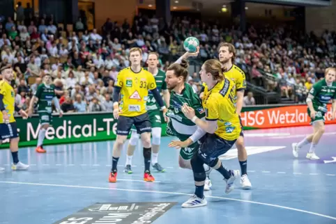 Wetzlars Erik Schmidt lässt sich von Juri Knorr nicht stoppen.