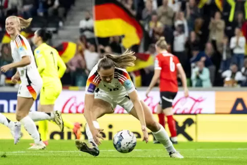 Und gleich weiter: Klara Bühl schnappt sich nach ihrem Tor zum 2:2 den Ball, sie wollte mehr. 