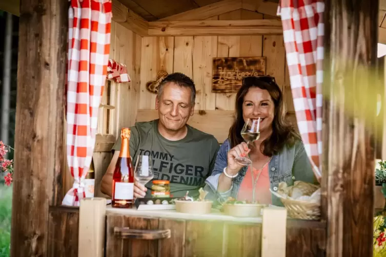 Ein Paar genießt in einer Hütte Wein