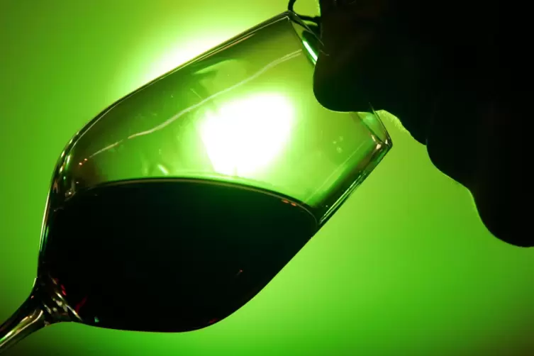 Eine Person riecht an einem gefüllten Weinglas