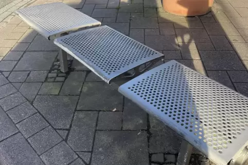 Deutlich sind an der Vorderseite der Sitzflächen von Schrammen zu sehen. 