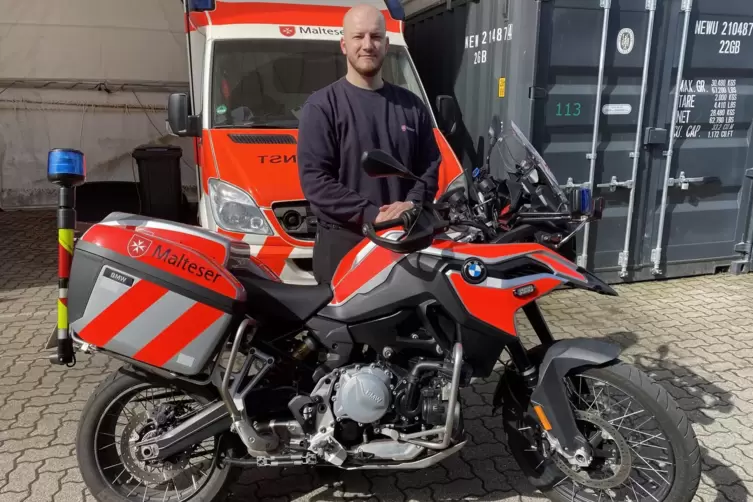 Frederic Leonhardt mit dem bei den Schifferstadter Maltesern stationierten Motorrad. 