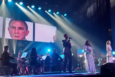 Auch James Bond kam zu musikalischen Ehren. Hans Zimmer schuf für die Reihe den Soundtrack zu „No Time To Die“. Rechts die Sänge
