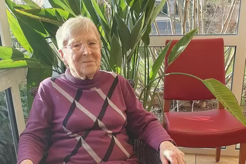 Elisabeth Hettrich im Wintergarten des St. Johannes in Schifferstadt. Er wird zu ihrem Hundertsten für die Famlie und Bekannte e