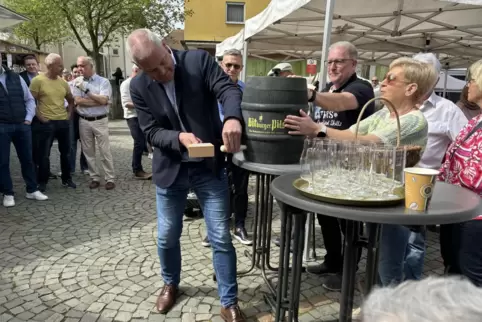 „O’zapft is!’“: Bürgermeister Ralf Hechler schlägt routiniert das Bierfass an, womit das Frühlingsfest in Ramstein-Miesenbach er