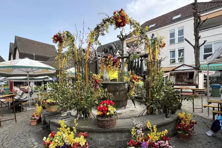 Farbenfroher Mittelpunkt: BUnte Blumen zieren den Marktbrunnen in Ramstein. 