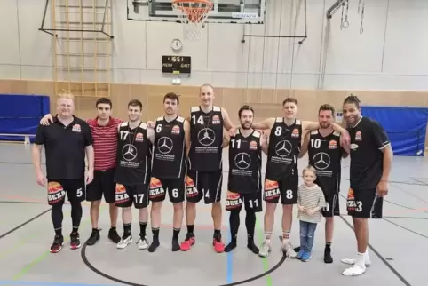 Erledigt nach dem Finale. Neben Simon Schmitz (Zweiter von rechts) half Holger Kaschel (links) aus, um acht Spieler zu stellen. 
