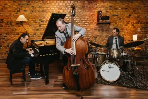 Das „Jambo Trio“ steht in der Tradition der brasilianischen Samba-Jazz-Trios der 1950er und 1960er Jahre.