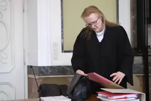 Die Verteidigerin des Angeklagten, Gabriele Haas, ist krank.