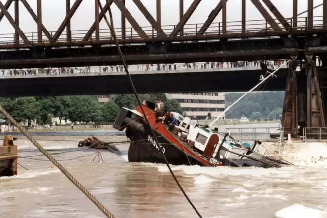 Nach dem Aufprall gesunken: Die MS »Orinoko« hängt im Sommer 1987 an der früheren Eisenbahnbrücke zwischen Wörth und Karlsruhe.