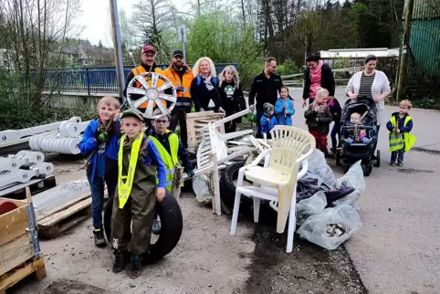 Unter den rund 30 Helfern waren auch 15 Kinder. Unser Bild zeigt einen Teil des eingesammelten Mülls. 