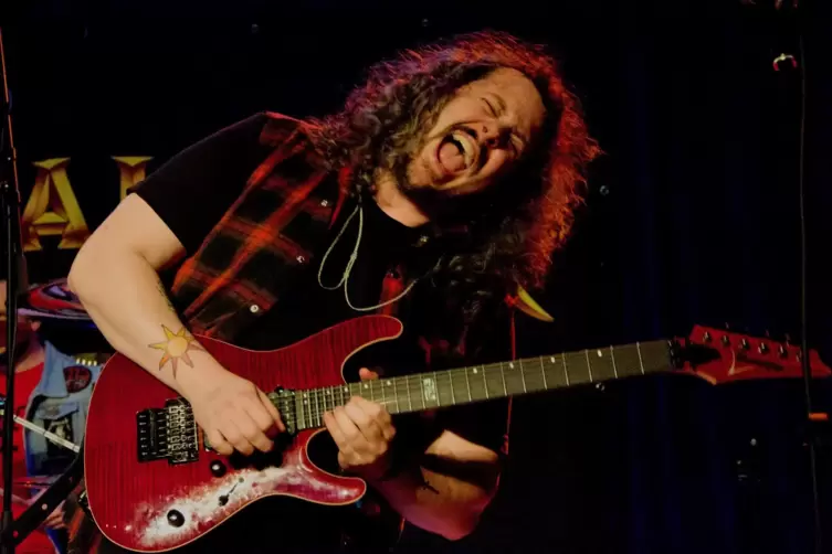 Beeindruckend brachial: Justin Hombach, der Gitarrist der Megadeth-Coverband Megalive. 