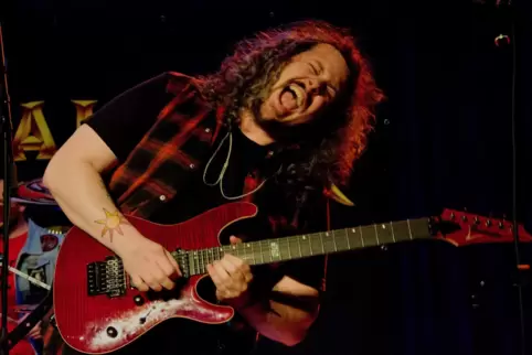 Beeindruckend brachial: Justin Hombach, der Gitarrist der Megadeth-Coverband Megalive. 
