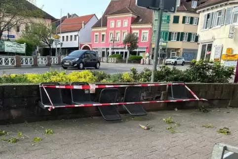 Ein Stuhl wurde auch gestohlen. 