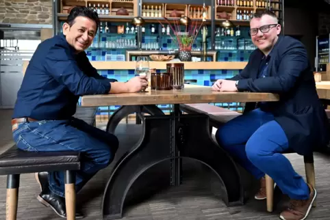 Gehen mit Elan an die neue Aufgabe: Ashok Kumar Dangol (links) und Viktor Heil in ihrem Restaurant „Velvet“.
