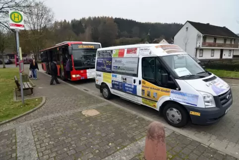 Der Mobiplusbus ist weder ein Linienbus noch so etwas wie der Bürgerbus – beide hier in Wallhalben. 