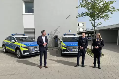 Jannis Rogge und Lena Böcker von der Polizeiinspektion Landau berichten Innenminister Michael Ebling von ihren bisherigen Erfahr