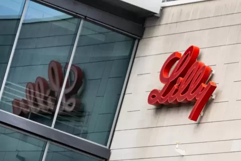 Der Schriftzug des Pharma-Unternehmens an der Fassade eines Gebäudes. 