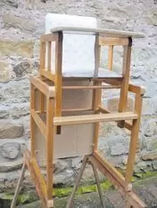 Massivholz, Sitz und Rückenlehne neu bezogen. Hochstuhl-Höhe 80 cm, alternativ Kinderstuhl mit Tisch. Abholpreis 50 € in Böching