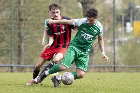 Kämpfen kann der SV Katzweiler. Hier Carlos Borger (rechts) vom SVK SV Katzweiler. Hinter ihm Tobias Oemke von der TSG Kaisersla
