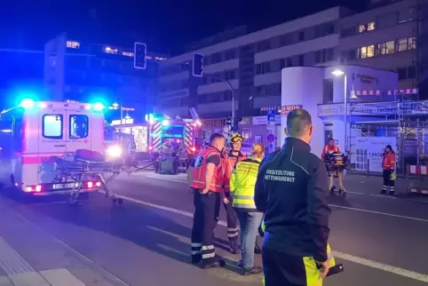 60 Feuerwehrleute und Polizei waren beim Brand an einem Gebäudekomplex in der Talstraße vor Ort.