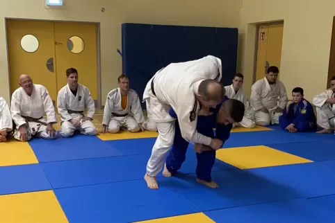 Training in der JJJV Neustadt: Muaasz Alibrahim (in Blau) zeigt einen Selbstfallwurf mit Ronald Pappon. 