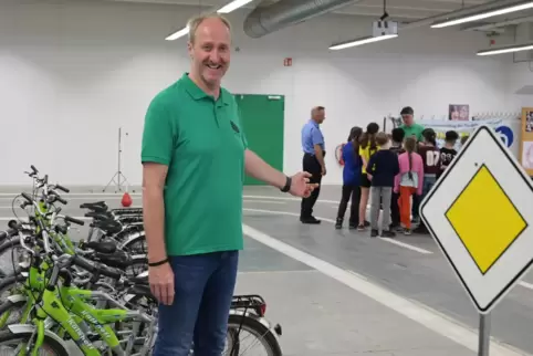 Verkehrswacht-Vorsitzender Ralf Müller organisiert den Fahrradwettbewerb der Jugendverkehrsschule seit 2023. Unser Bild zeigt ih