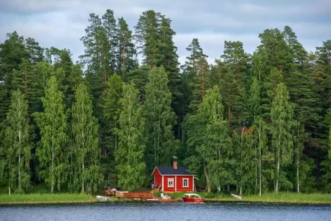 Idyllisch gelegen: ein Ferienhaus an einem See in Finnland.